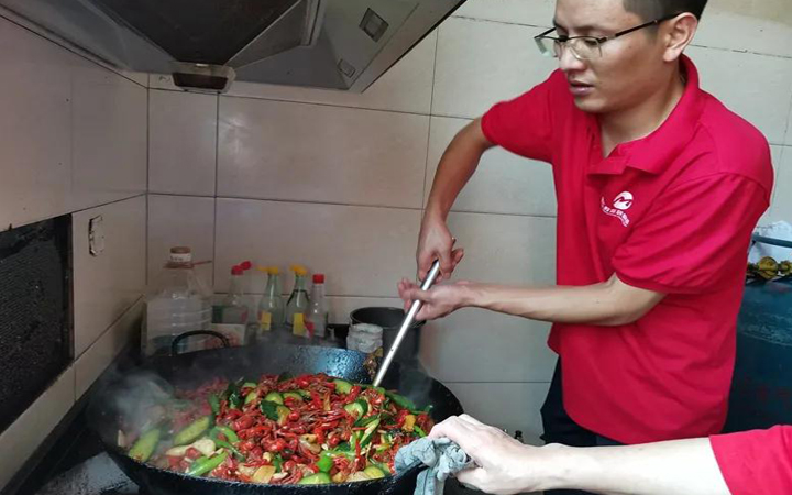 麻辣鮮香小龍蝦，銘仁教育裝備集團(tuán)粽情過端午-6